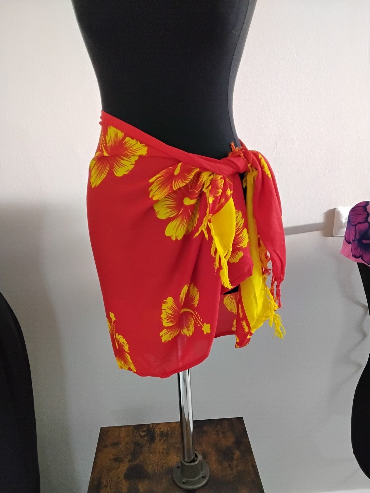 2x Short Sarong - Roze/Paars & Rood/Geel, Hibiscus Collection, Nieuw, Ophalen of Verzenden, Roze