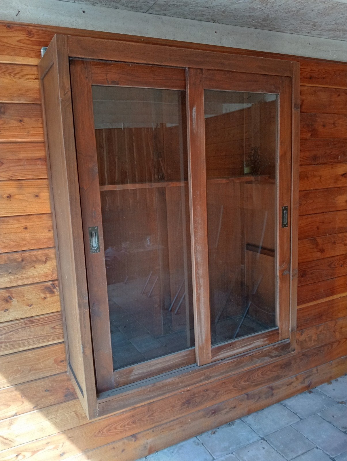 Houten vitrinekast met glazen schuifdeuren, Ophalen, 100 tot 150 cm, Glas, 25 tot 50 cm