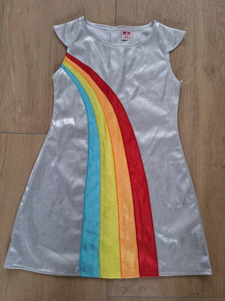 K3 jurk zilver met regenboog maat 134, Ophalen, Studio 100, Gebruikt, Jongen of Meisje