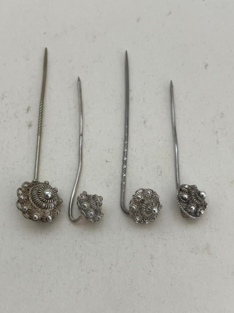 Antieke spelden Zeeuws knoopje, Ophalen of Verzenden, Zilver