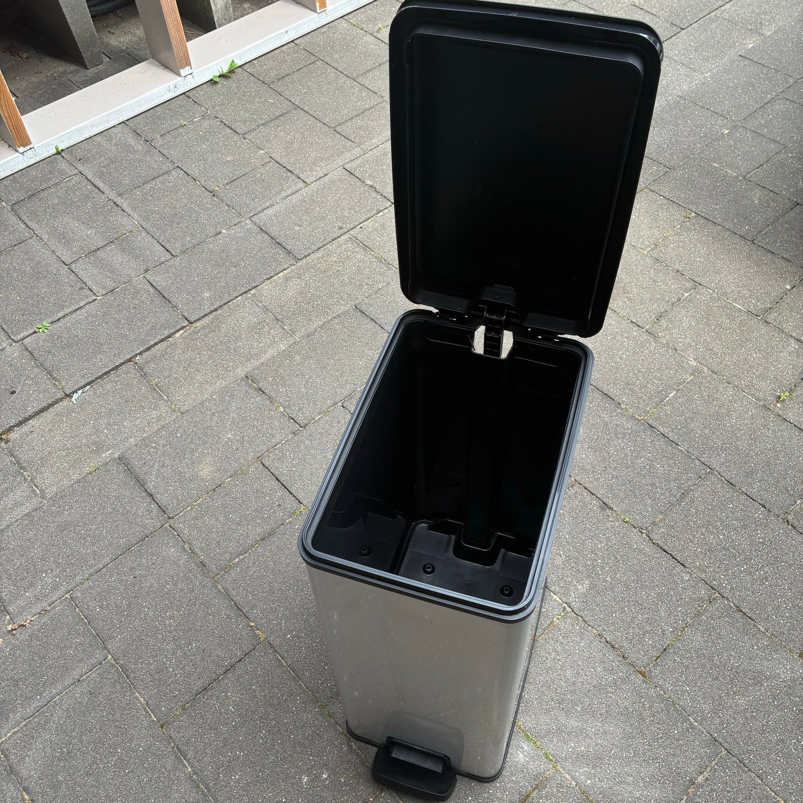 Curver Prullenbak met pedaal - Zilverkleurig, Ophalen, Gebruikt, Met pedaal, 20 tot 30 liter