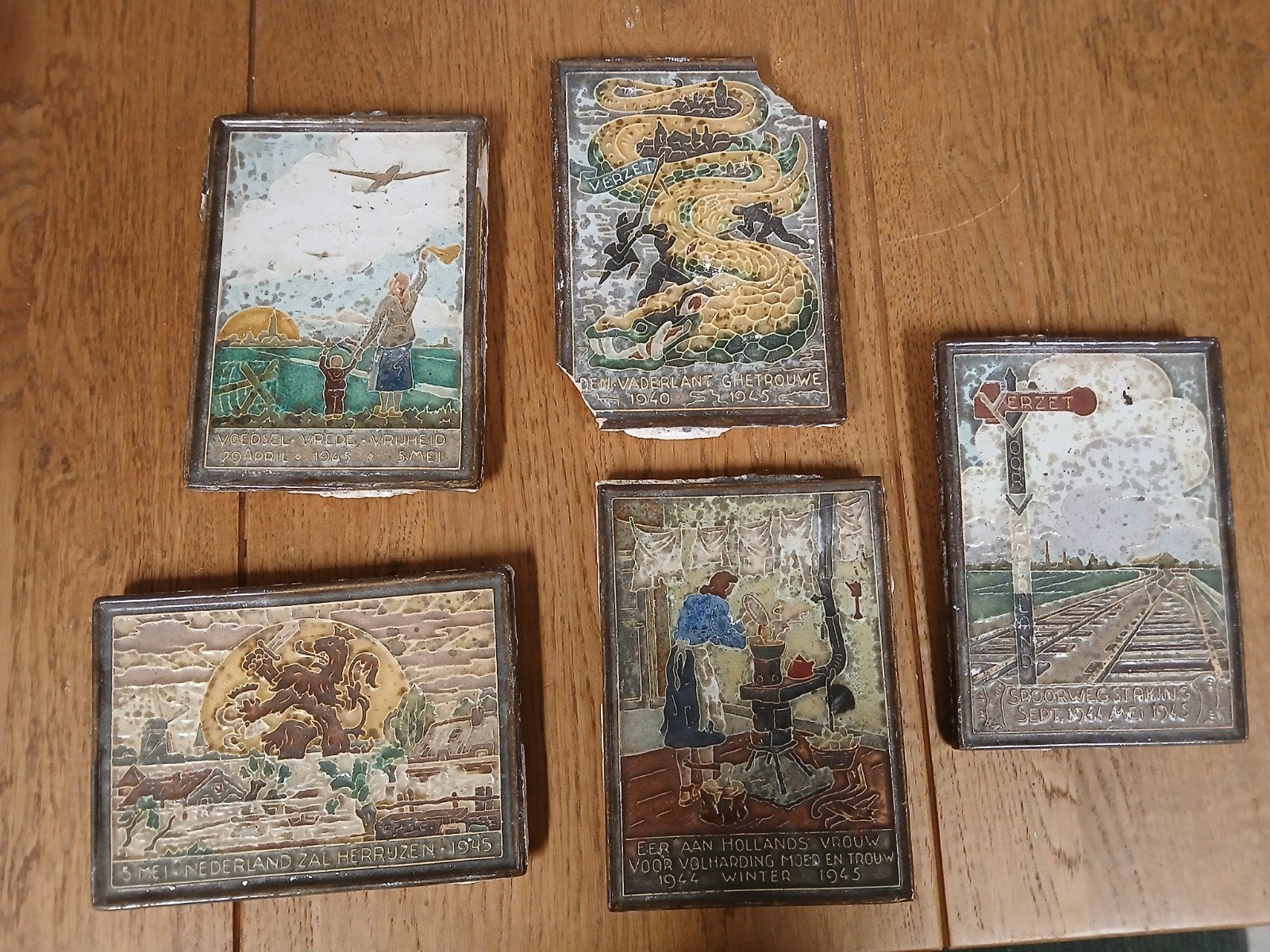 Serie van 5 antieke Porceleyne Fles cloisonné tegels., Ophalen