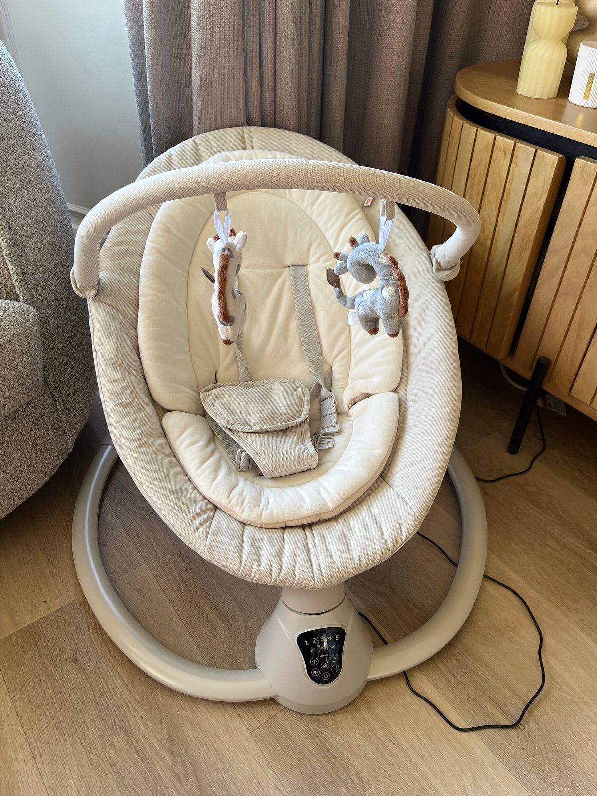Qute elektrische babyschommel met afstandsbediening, Ophalen, Zo goed als nieuw