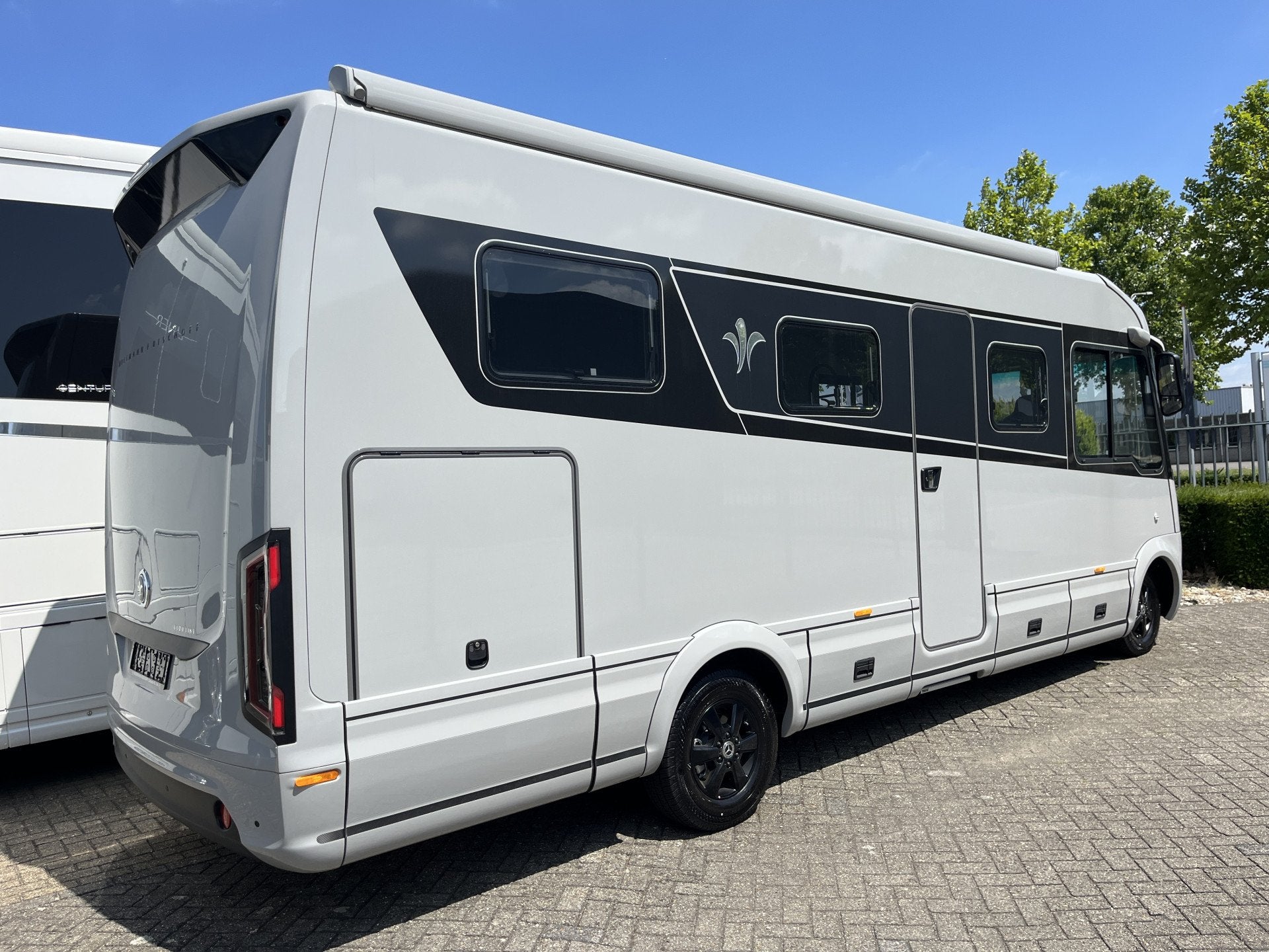 Niesmann+Bischoff Arto 78E Mercedes Grijs Met Hefbed, Niesmann+Bischoff, Galliersweg 39
5349AT  OSS, NL, 7 tot 8 meter, Diesel