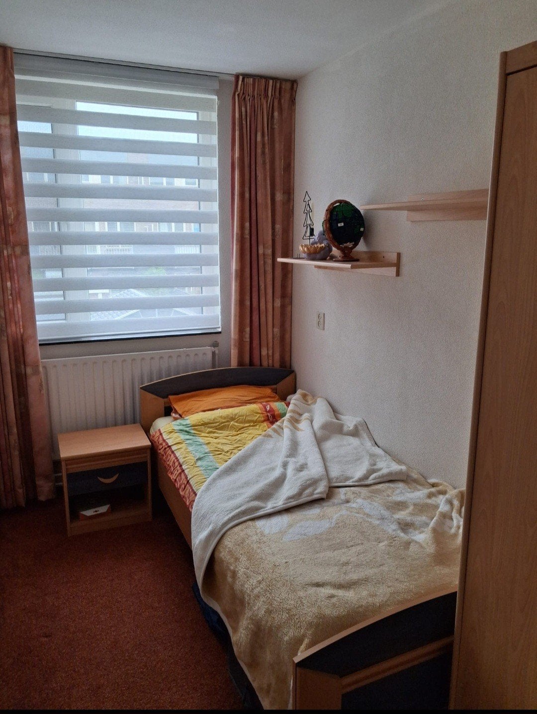 Tiener slaapkamer, bed, kledingkast, nachtkastje en 2 boeken, Ophalen, Gebruikt, Eenpersoons
