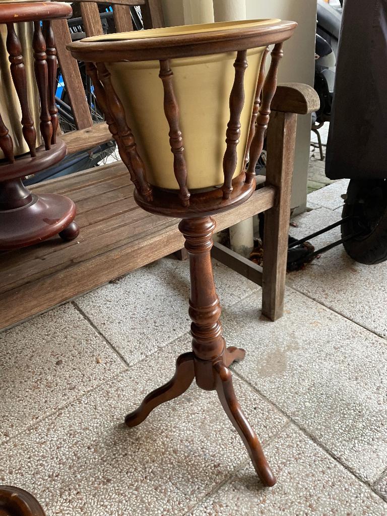 2 Noten plantenstandaards + een koperen ketel €50, Ophalen, Gebruikt, Hout