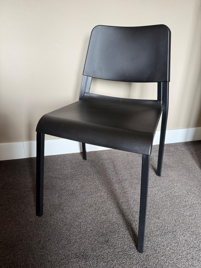 Ikea Adde stoel - Zwart, stapelbaar en lichtgewicht, Ophalen, Kunststof, Zwart, Zo goed als nieuw