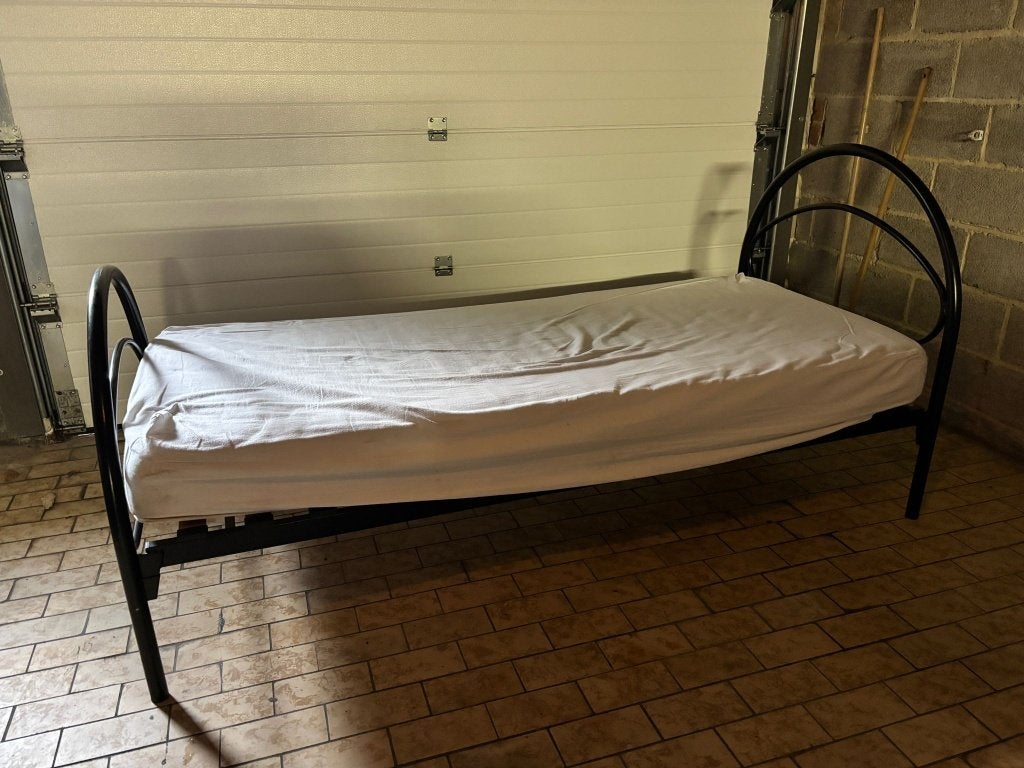 Bed metaal zwart, Ophalen, 90 cm, Eenpersoons, Zwart