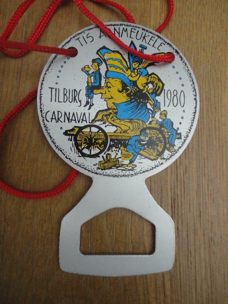 Aparte flessen opener uit Tilburg Kruikenstad carnaval 1980, Ophalen of Verzenden, Zo goed als nieuw, Flesopener, Overige merken