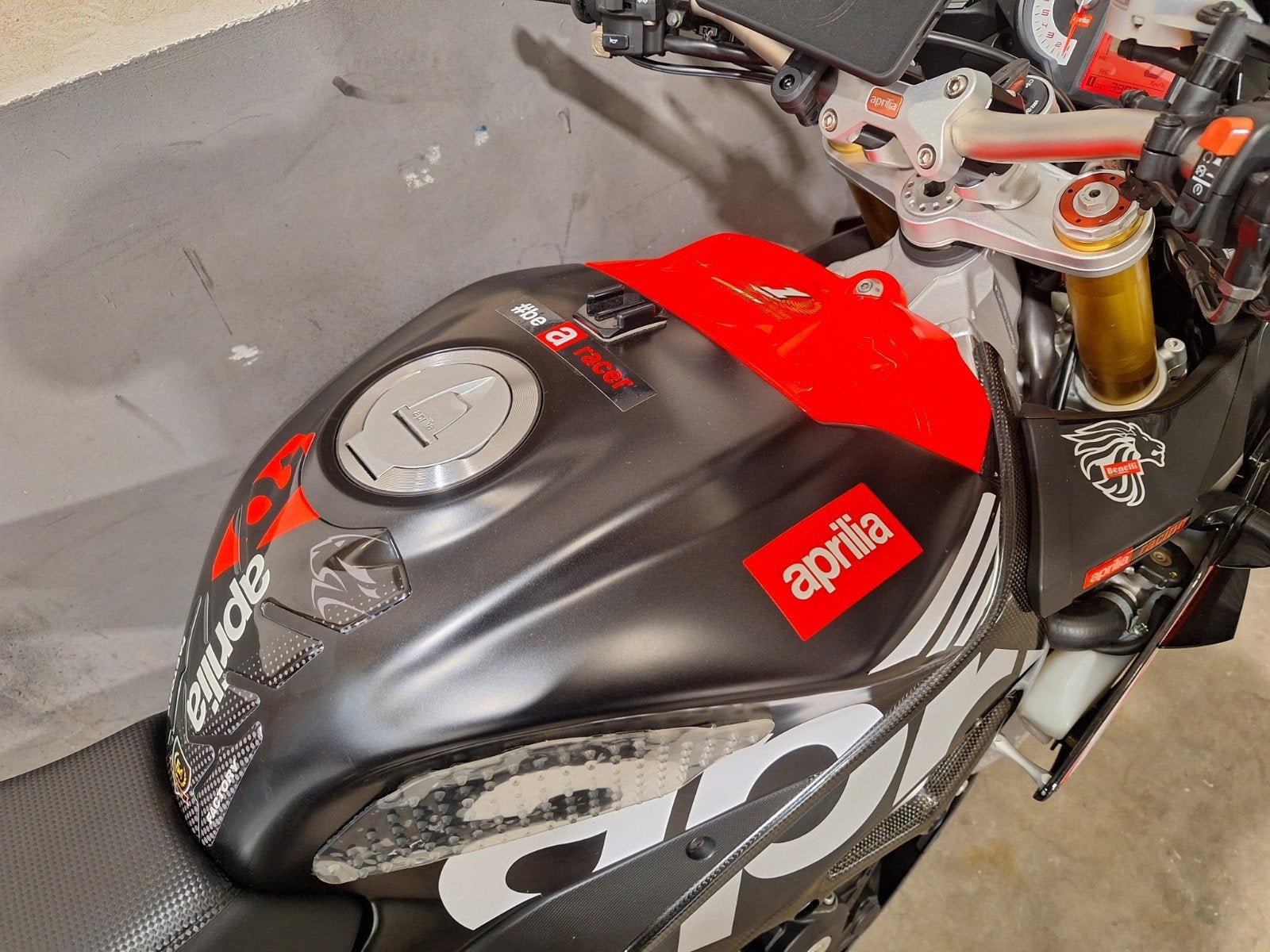 Foto 11 van DIKSTE Aprilia Tuono V4 APRC Hyper Naked carbon RSV4 MT09