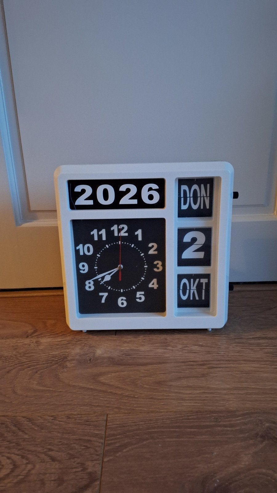 analoge Alecto kalenderklok met een retro display, Huis en Inrichting, Ophalen of Verzenden, Tafelklok