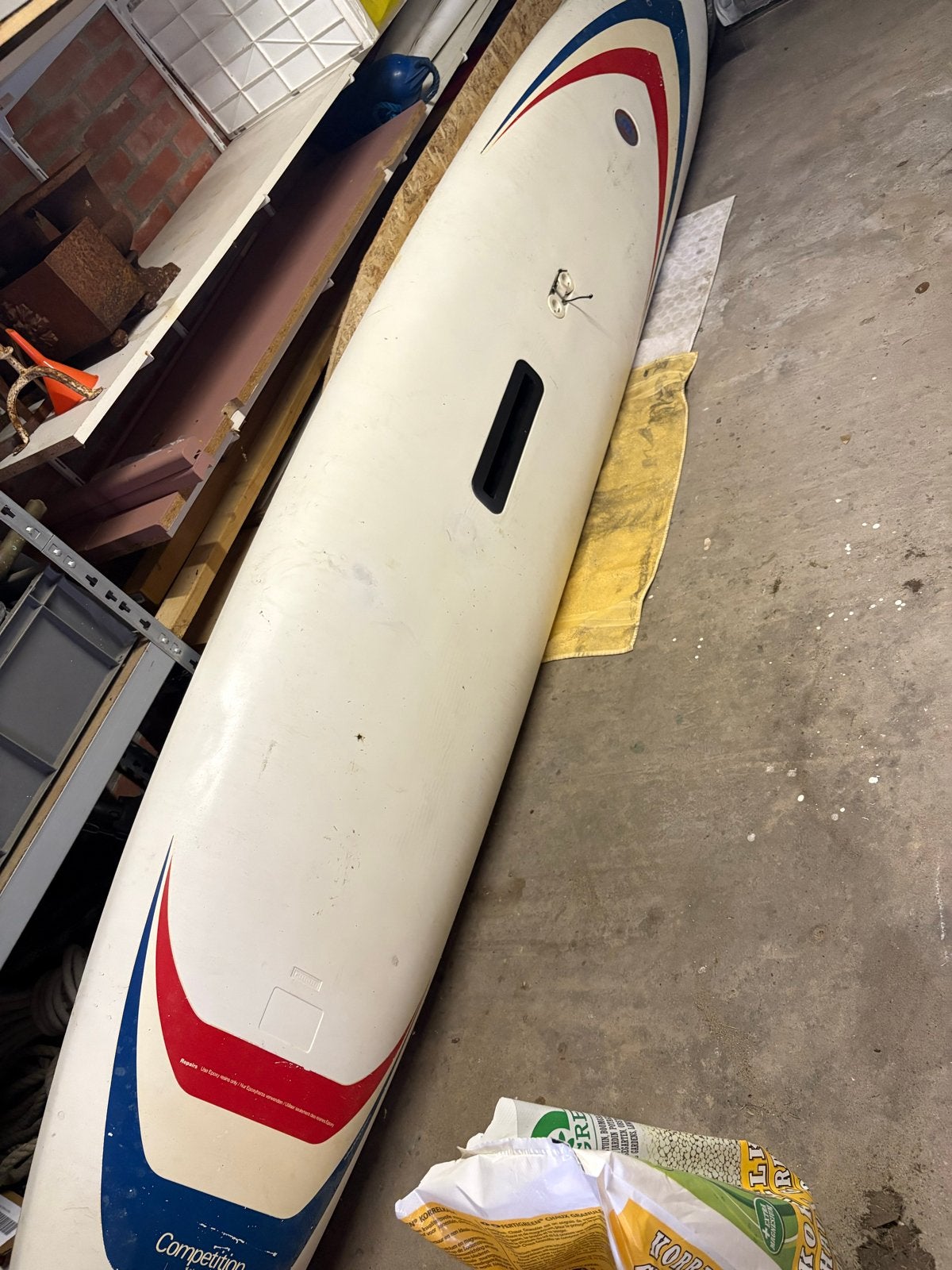 Mistral Competition windsurfplank met vin en zwaard, Watersport en Boten, Windsurfen, Ophalen, Mistral, Gebruikt, 300 cm of meer