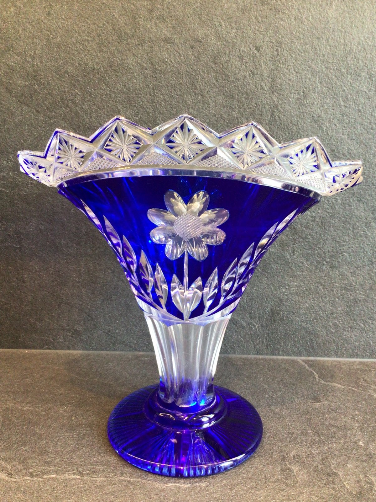 Prachtige Kobaltblauwe Kristallen Vaas – hoog 26,5 cm, 26 cm, Gebruikt, Ophalen of Verzenden, Glas