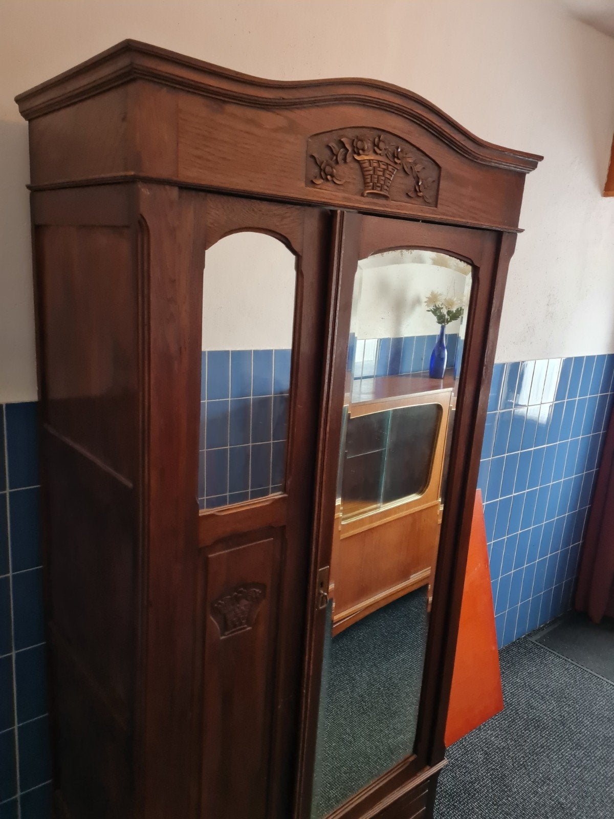 Antieke kledingkast met spiegel en houtsnijwerk, Ophalen