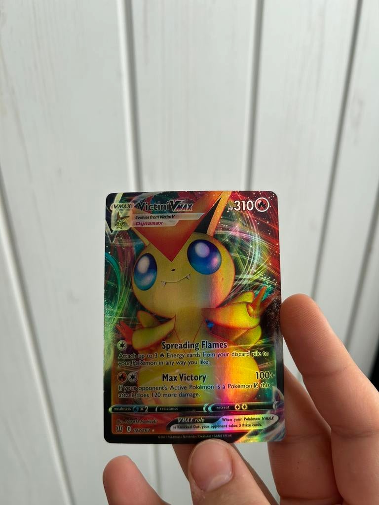 Pokémon Victini VMAX holo 310 HP, Hobby en Vrije tijd, Verzamelkaartspellen | Pokémon, Ophalen of Verzenden, Zo goed als nieuw