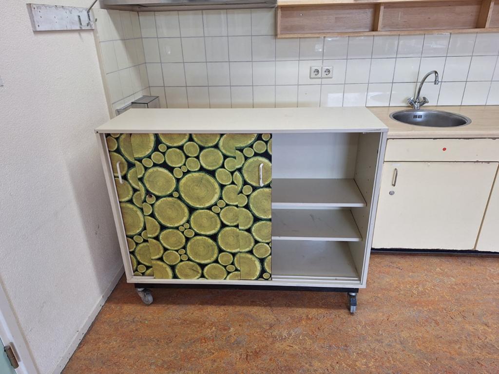 Verrijdbaar keukenkastje met uniek houtmotief, Ophalen