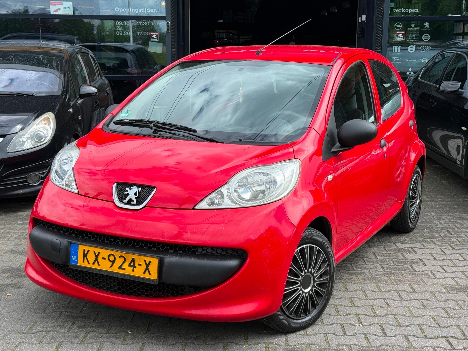 Peugeot 107 1.0-12V XR APK 10-2-27/5DEURS/NIEUWE KOPPELING, Voorwielaandrijving, Stof, Gebruikt, Zwart