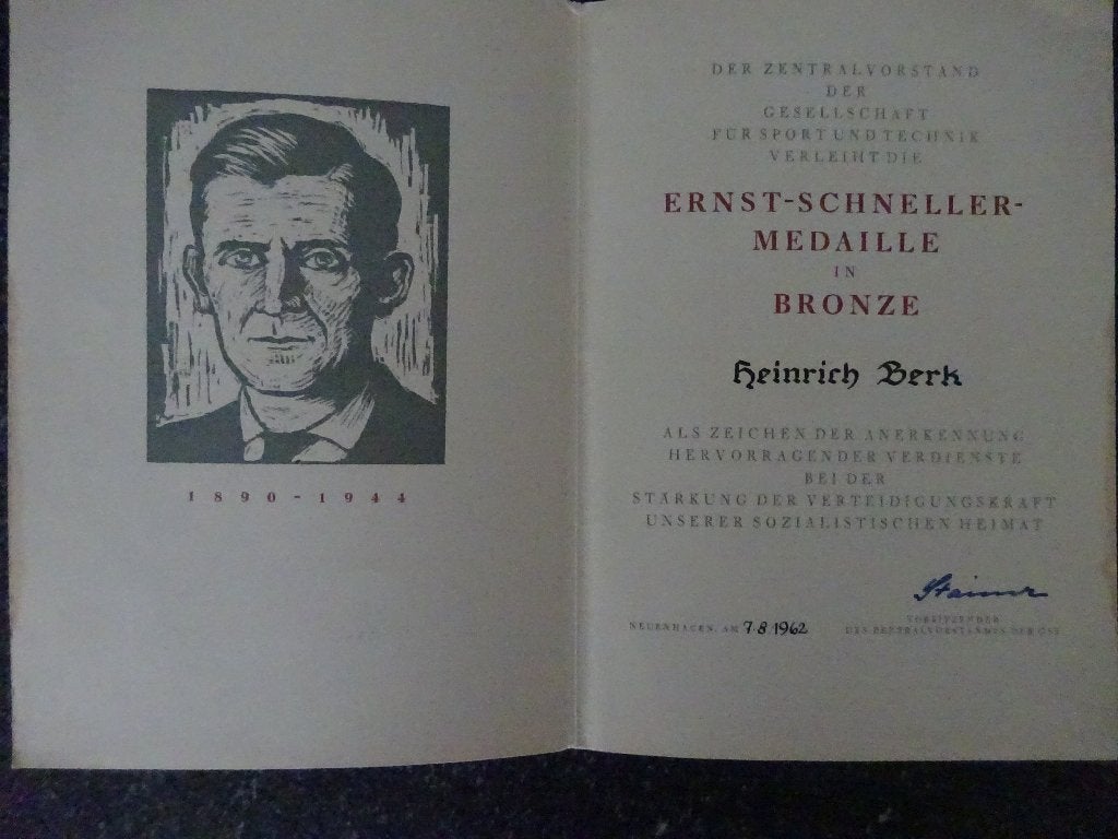DDR:  Oorkonde Ernst Schneller Medaille Brons 1962, Verzamelen, Ophalen of Verzenden, Landmacht, Duitsland, Lintje, Medaille of Wings
