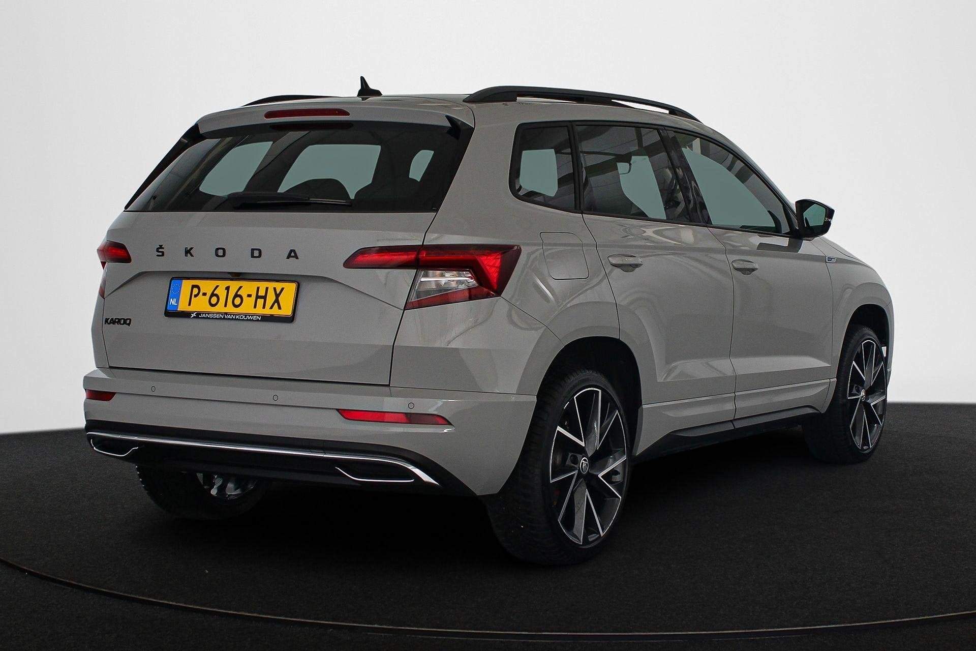 Skoda Karoq 1.5 TSI ACT Sportline Business Automaat Pano Tre, 4 cilinders, 19 km/l, SUV of Terreinwagen, Zilver of Grijs