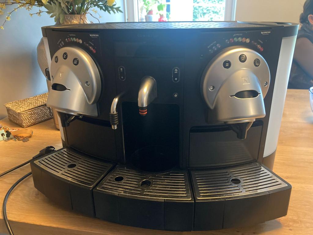 Nespresso Gemini 220 Koffiemachine incl. vele capsules, Witgoed en Apparatuur, 10 kopjes of meer, Ophalen, Gebruikt, Koffiemachine