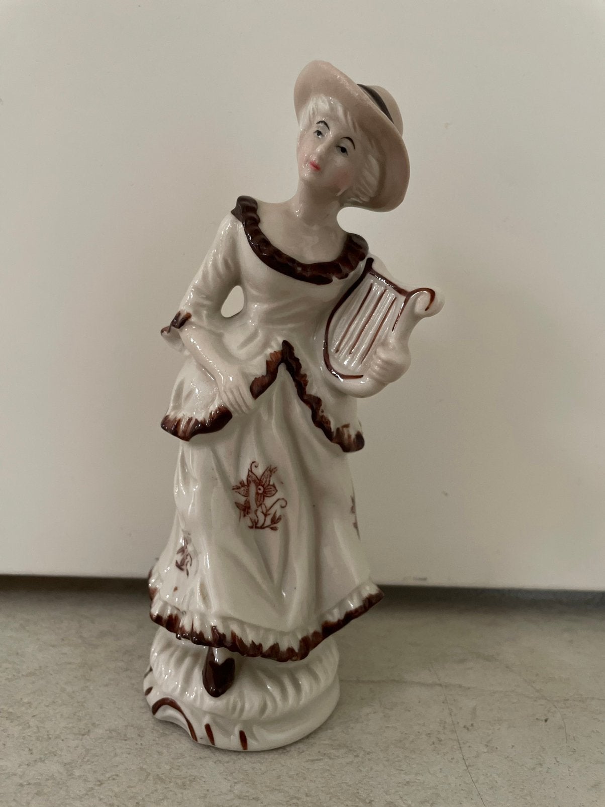 Beeldje vrouw met kleine lier, Verzenden