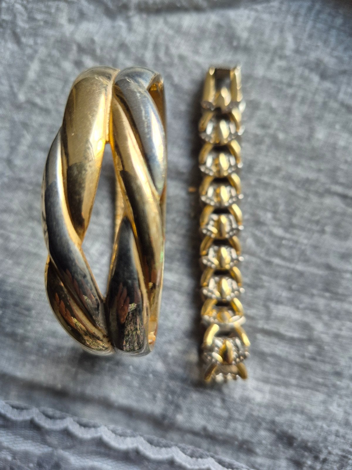 Set van 2 gouden kleur armbanden met strass, Gebruikt, Ophalen of Verzenden, Goud, Goud