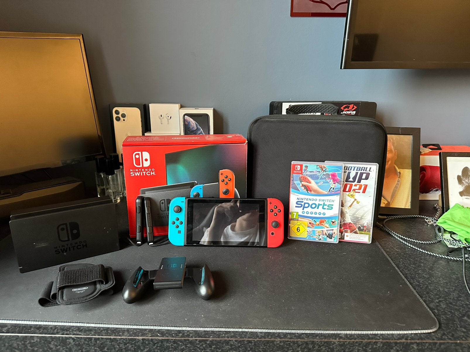 Nintendo switch rood / blauw, Spelcomputers en Games, Met 2 controllers, Ophalen of Verzenden, Zo goed als nieuw, Met harde schijf