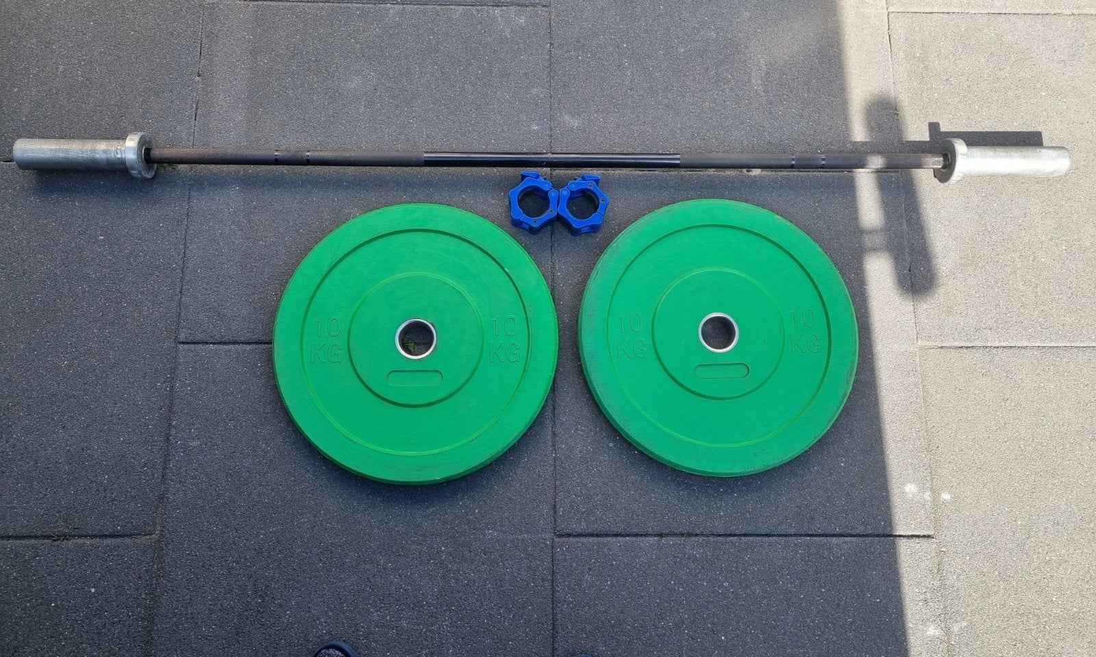 Olympische halterstang met 2 x 10 kilo bumperplates, Sport en Fitness, Ophalen, Zo goed als nieuw, Benen