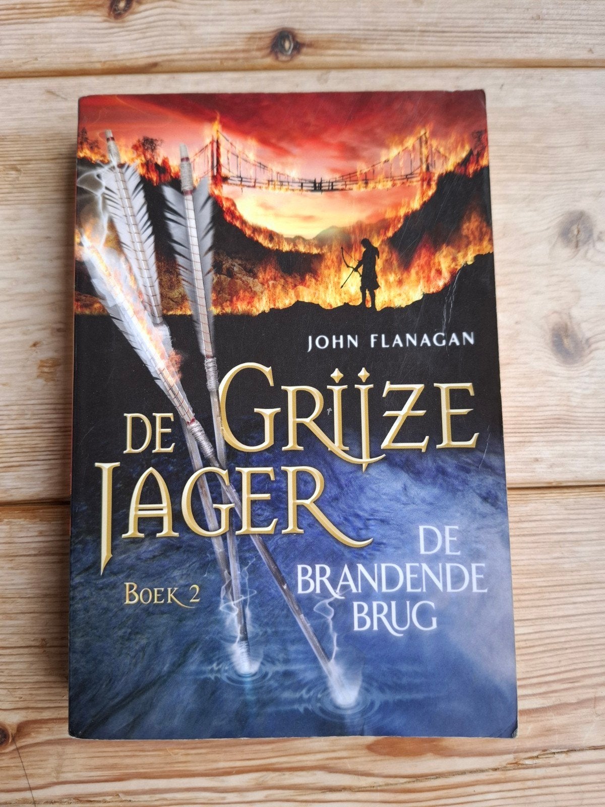 John Flanagan - De brandende brug, Ophalen of Verzenden, Gelezen, John Flanagan