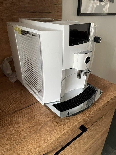 Een mooie witte Jura E4, Witgoed en Apparatuur, Koffiezetapparaten, Ophalen, Afneembaar waterreservoir, 10 kopjes of meer, Koffiemachine