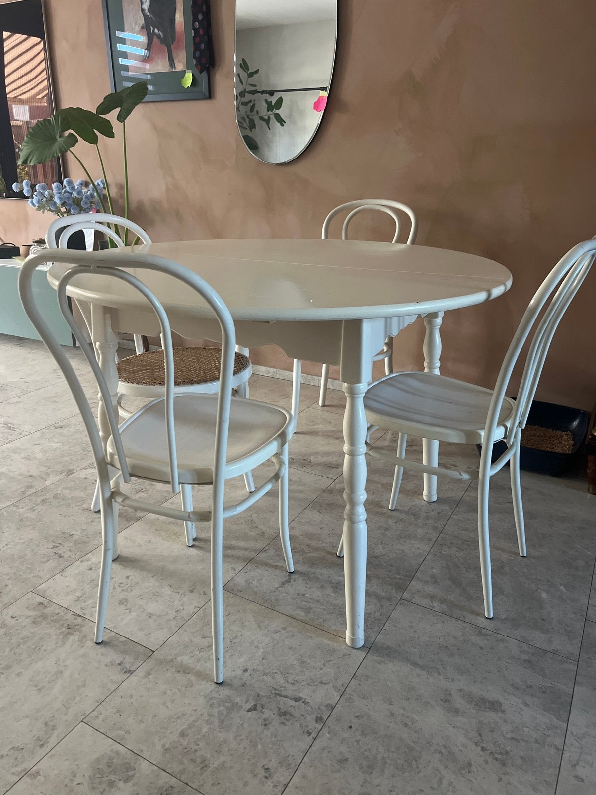 Witte houten eettafel met 4 kunststof stoelen, Huis en Inrichting, Tafels | Eettafels, Ophalen, Gebruikt, 100 tot 150 cm, Rond