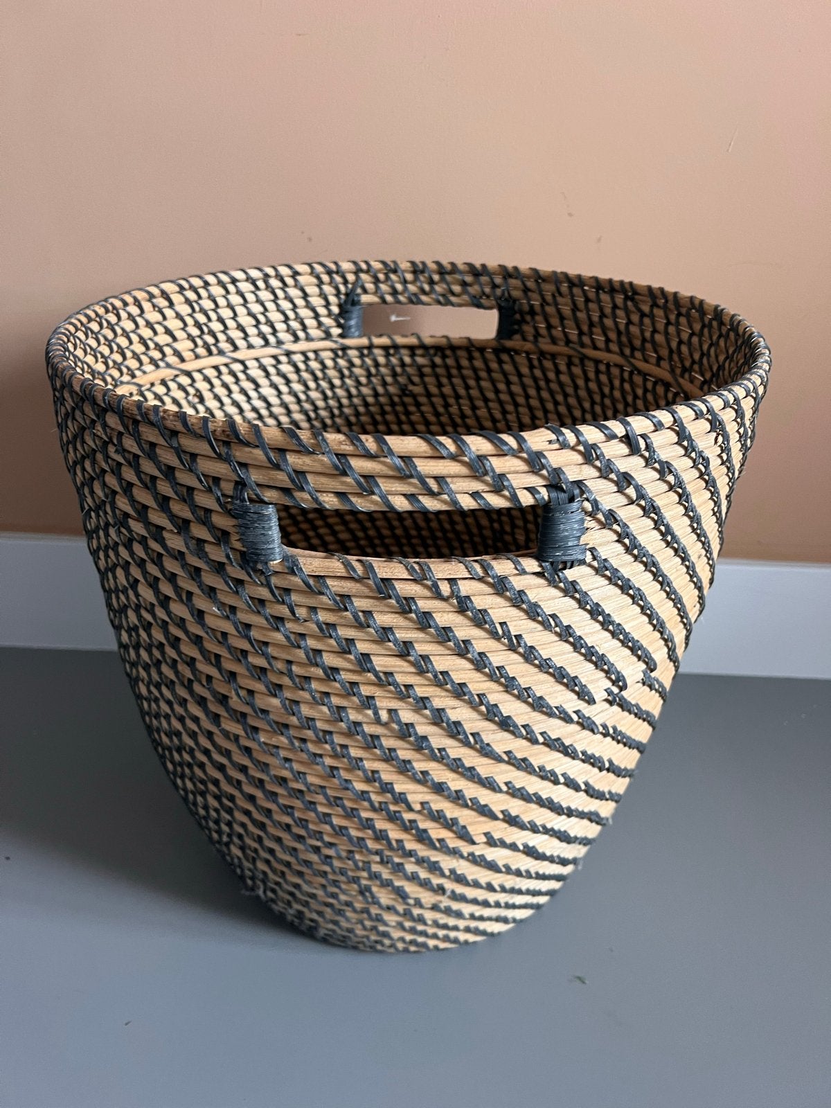 Ikea rotan mand, gebruikt maar in nette staat, Huis en Inrichting, Woonaccessoires | Schalen en Manden, Gebruikt, Mand, Rond, Ophalen of Verzenden