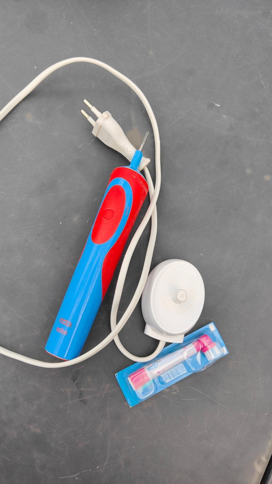 Oral-B elektrische tandenborstel met oplader, Ophalen of Verzenden, Gebruikt, Mondverzorging