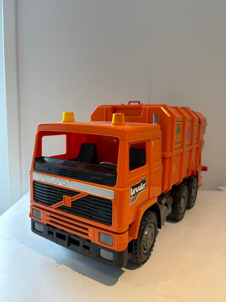 Bruder Volvo Vuilniswagen - Oranje Speelgoedtruck, Ophalen of Verzenden, Zo goed als nieuw