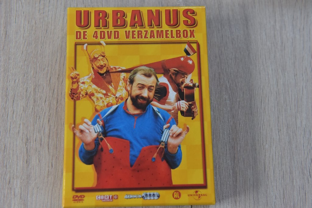 URBANUS = DE 4DVD VERZAMELBOX met oa Hiep Hiep Rahoe / Live, Stand-up of Theatershow, Verzenden, Alle leeftijden, Nederlands