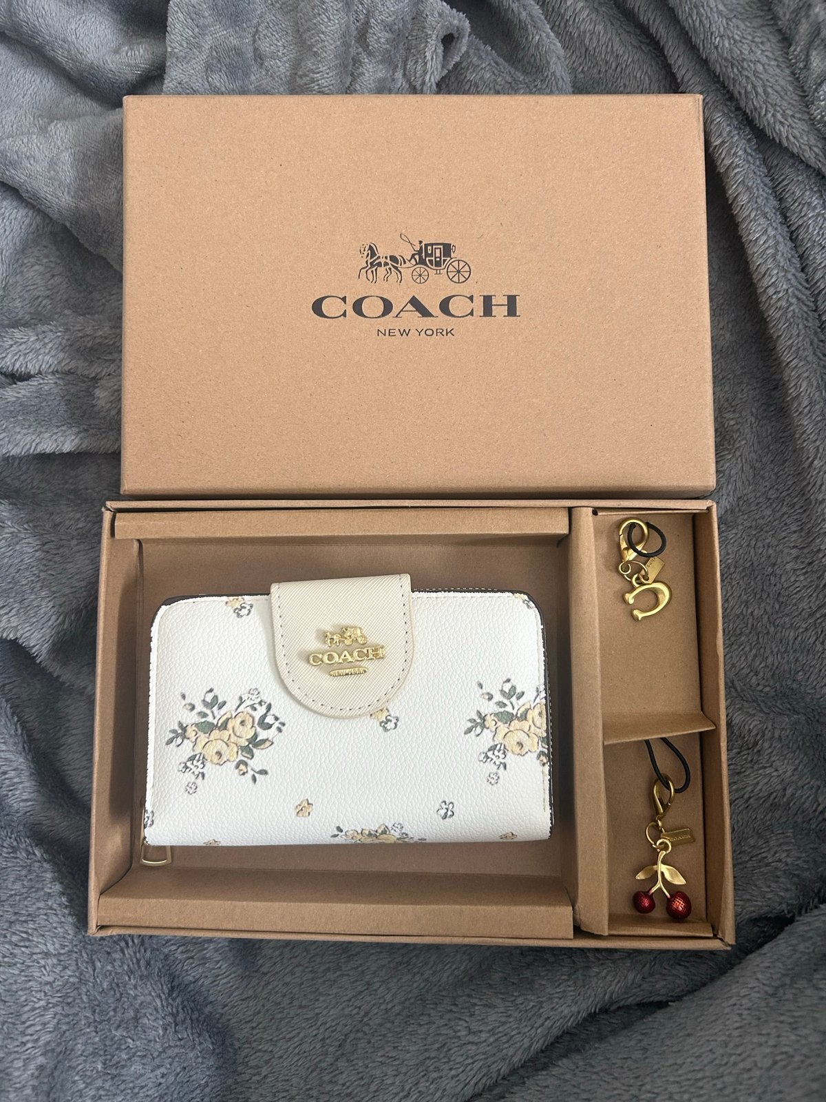 Coach portemonnee met bloemenprint en sleutelhangers, Sieraden, Tassen en Uiterlijk, Portemonnees, Overige merken, Verzenden, Wit