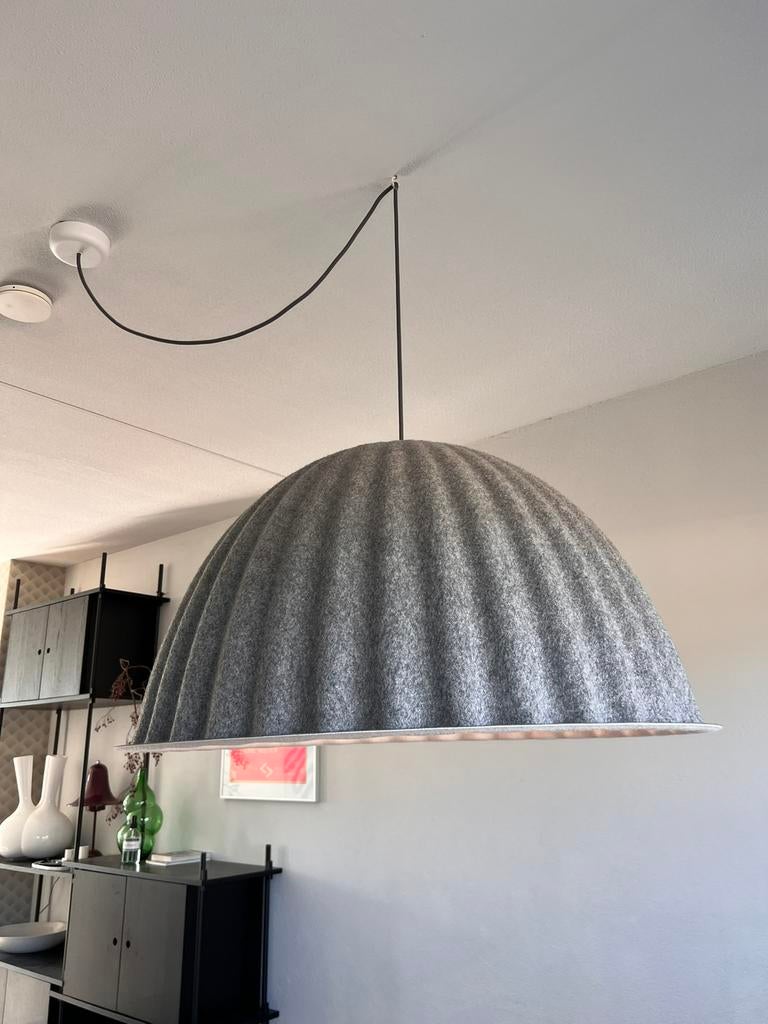 Muuto Under the Bell hanglamp 82cm. Lichtgrijs, Huis en Inrichting, Lampen | Hanglampen, Ophalen, Overige materialen, Scandinavisch design