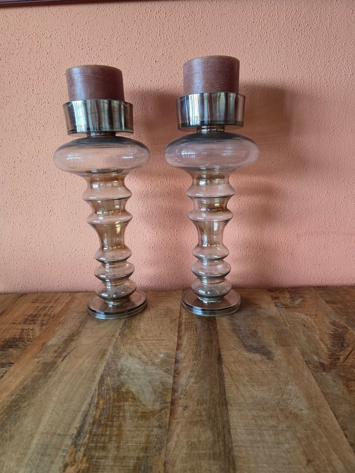 Set van 2 glazen kandelaars met kaarsen, Huis en Inrichting, Overige materialen, Ophalen of Verzenden, Zo goed als nieuw, Kandelaar