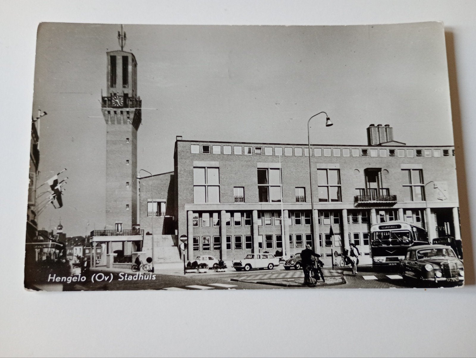Hengelo Stadhuis met Auto's 1964, Ophalen of Verzenden, 1960 tot 1980, Gelopen, Overijssel