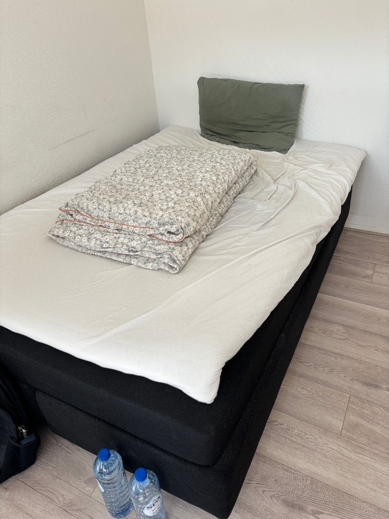 JYSK Box Spring Bed with Mattress & Bedding – Complete Set, Ophalen, Gebruikt, Zwart, Tweepersoons