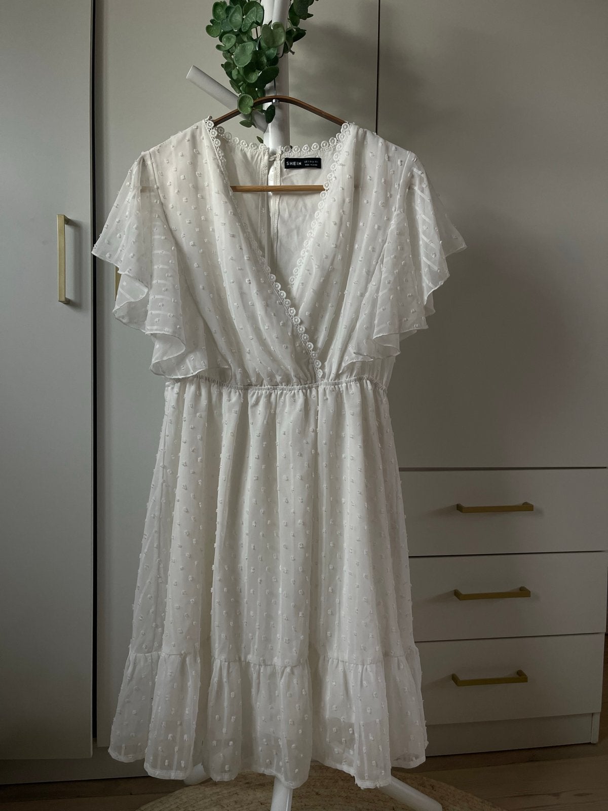 Wit jurkje met stipjes en ruches - Shein, Kleding | Dames, Jurken, Zo goed als nieuw, Maat 36 (S), Wit, Knielengte, Ophalen of Verzenden