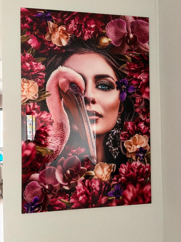 Prachtige wanddecoratie: Vrouw met Flamingo en Bloemen, Gebruikt, Ophalen of Verzenden, Print, 75 cm of meer