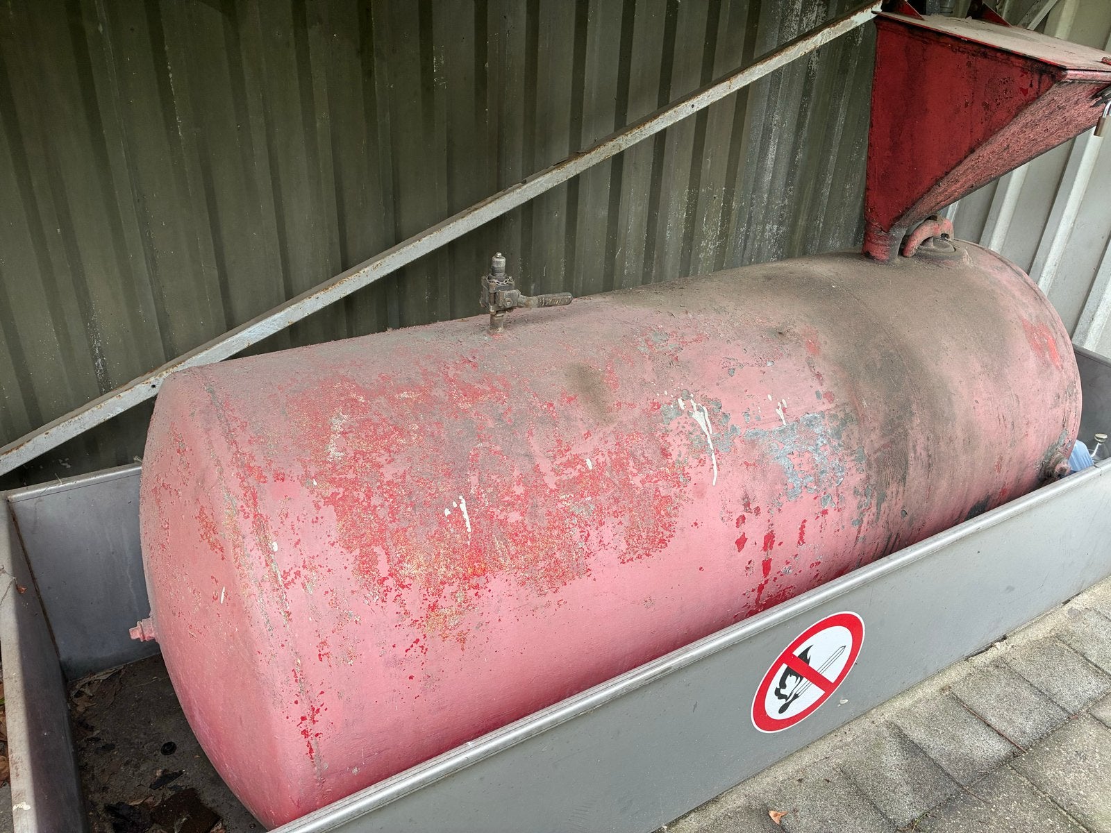 Oude olietank met lekbak, Ophalen
