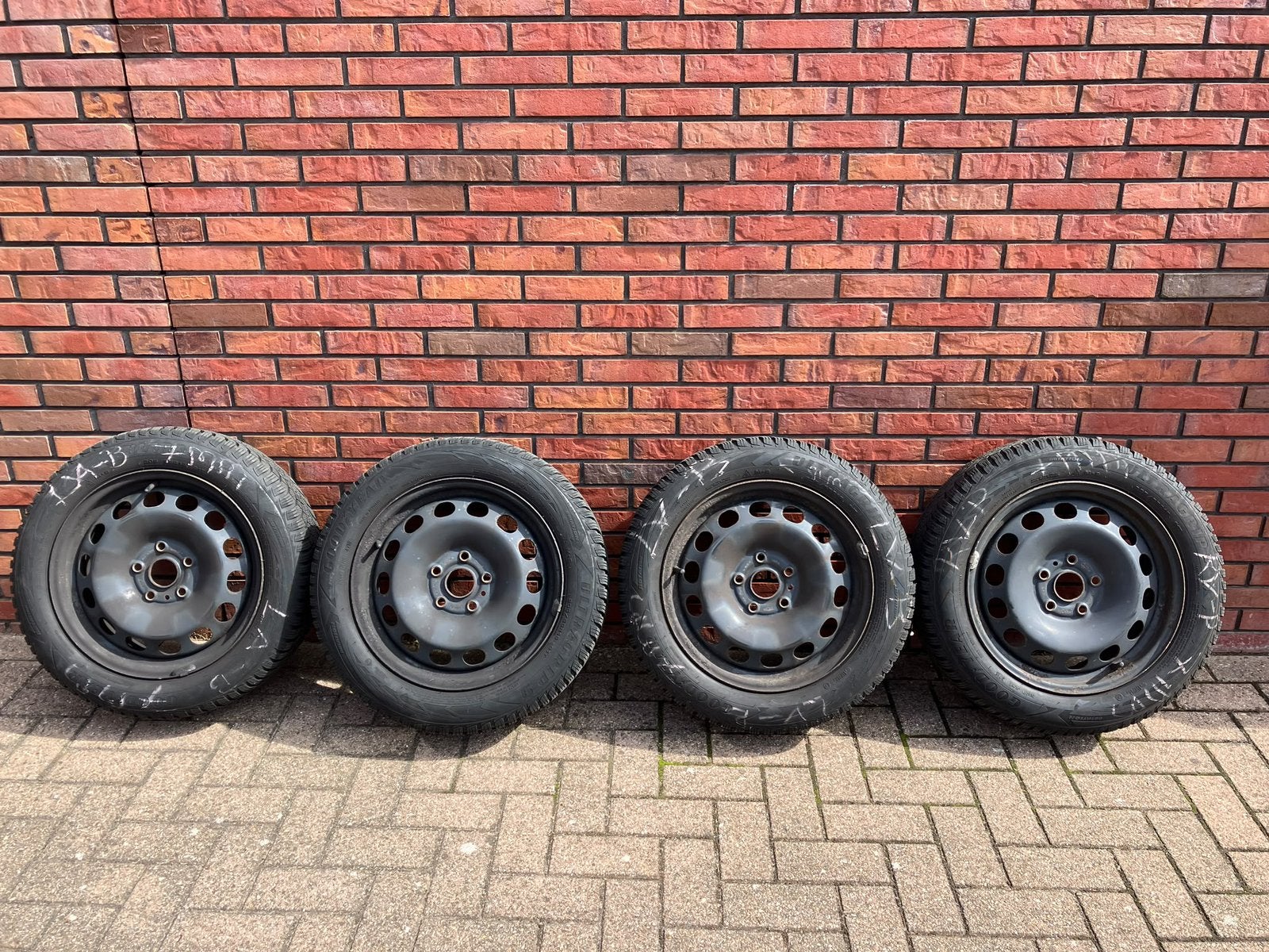 Goodyear UltraGrip 9 winterbanden op velg, Auto-onderdelen, Ophalen, Gebruikt, Volkswagen
