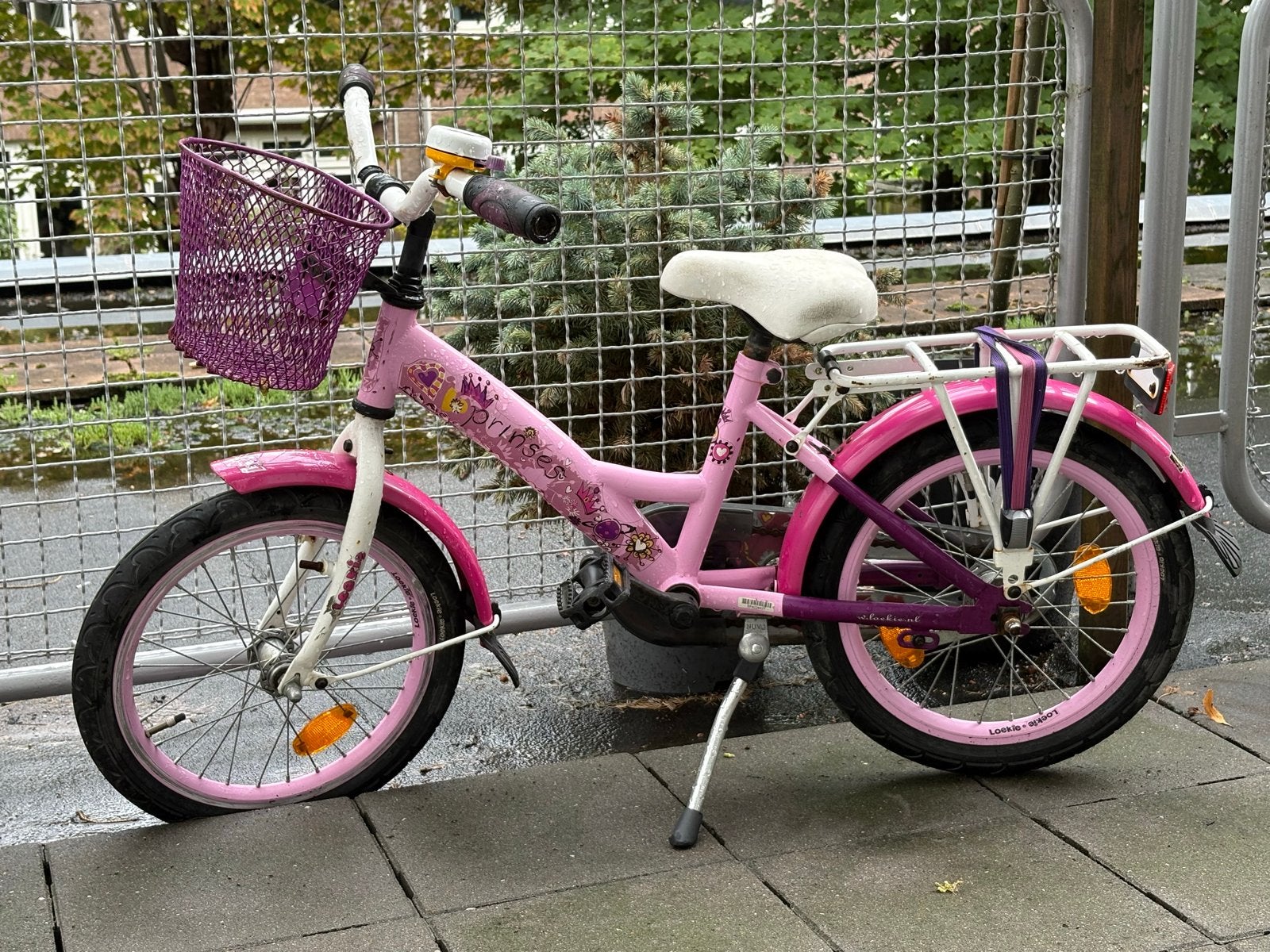 Roze kinderfiets met mandje en bagagedrager, Ophalen, Gebruikt, Velgrem, 16 tot 20 inch