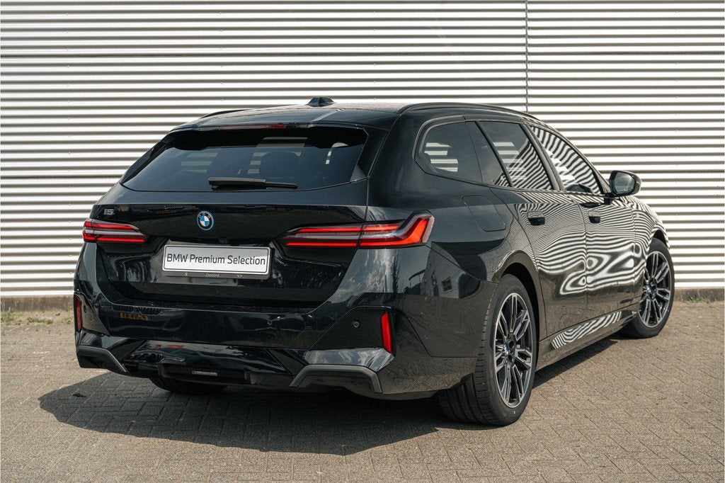BMW i5 Touring eDrive40 M Sport / Comfort Access / Harman-Ka, Auto's, BMW, Automaat, Achterwielaandrijving, Gebruikt, Met garantie (alle)