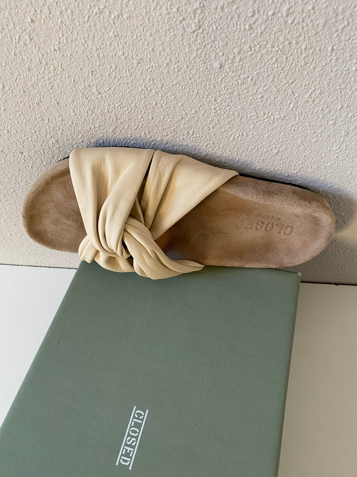 Closed dames slippers crème kleur maat 37 als nieuw, Kleding | Dames, Ophalen of Verzenden, Zo goed als nieuw, Beige, Slippers