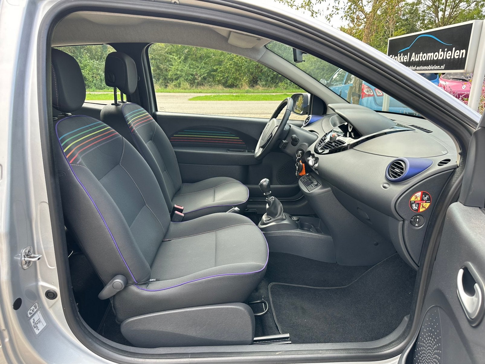 Renault Twingo 1.2 paris de luxe  incl distributieriem✅! vv, Voorwielaandrijving, 74 pk, Zwart, 4 cilinders