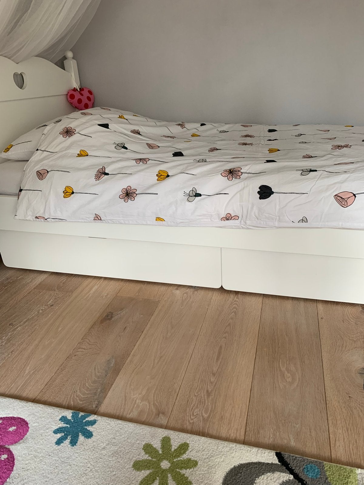 Eenpersoonsbed met opberglades en hartjesdetails, Huis en Inrichting, Ophalen, Gebruikt, 90 cm, Eenpersoons