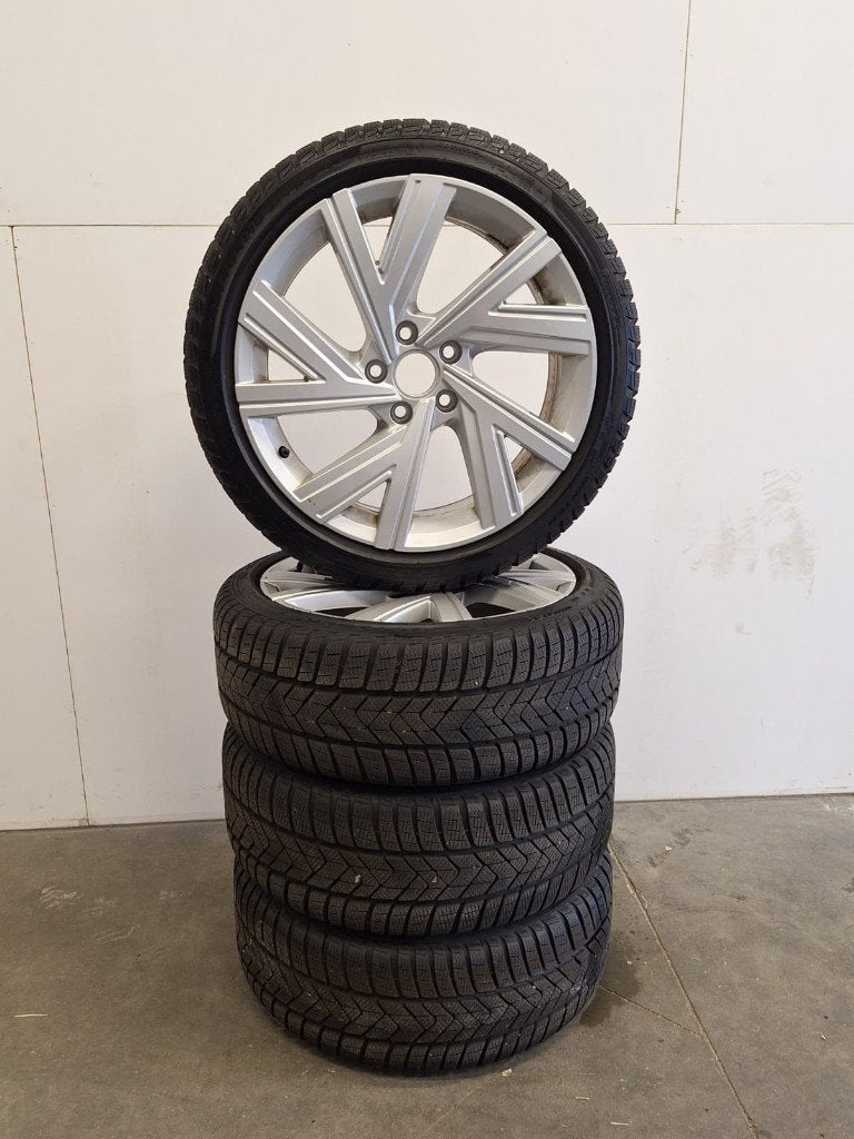 Winterbanden 225/40/R18 Volkswagen Golf, Auto-onderdelen, Banden en Velgen, Ophalen, 18 inch, Gebruikt, Banden en Velgen